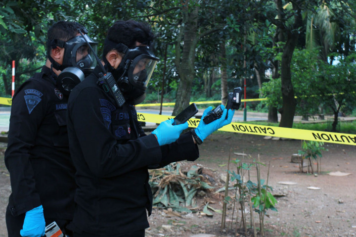 Tim Teknis Kimia Biologi Radioaktif Gegana Brimob Mabes Polri dan Tim Badan Pengawas Tenaga Nuklir (BAPETEN) melakukan pengukuran tingkat paparan tinggi radioaktif yang ditemukan di Perumahan Batan Indah, Serpong, Tangerang Selatan, Banten, Sabtu, 15 Februari 2020.