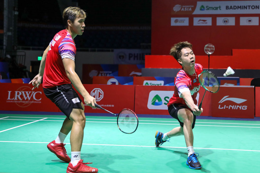 Pebulu tangkis ganda putra Indonesia Kevin Sanjaya Sukamuljo (kanan) dan Marcus Fernaldi Gideon mengembalikan kok ke arah lawannya asal India Lakshya Sen dan Chirag Shetty dalam pertandingan babak semifinal Badminton Asia Team Championships (BATC) 2020 di Rizal Memorial Coliseum, Manila, Filipina, Sabtu, 15 Februari 2020.