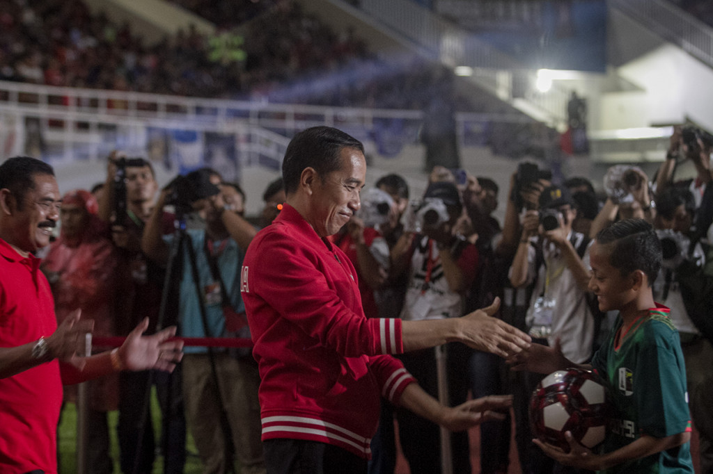 Peresmian Stadion Manahan ditandai dengan penandatangan prasasti dan penyerahan bola secara simbolis perwakilan anak gawang kepada Presiden Jokowi.
