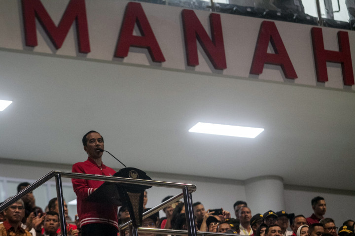 Presiden berharap Stadion Manahan bisa ditetapkan Persatuan Sepak Bola Seluruh Indonesia (PSSI) dan otoritas sepak bola tertinggi di dunia (FIFA) sebagai stadion untuk Piala Dunia U-20 tahun 2021.