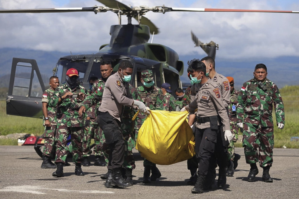 Evakuasi dilakukan dengan menggunakan 2 unit heli Penerbad dan 1 unit heli PT Intan Angkasa.