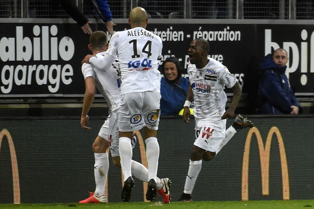 Gael Kakuta melakukan selebrasi usai mencetak gol ke gawang Paris St Germain.