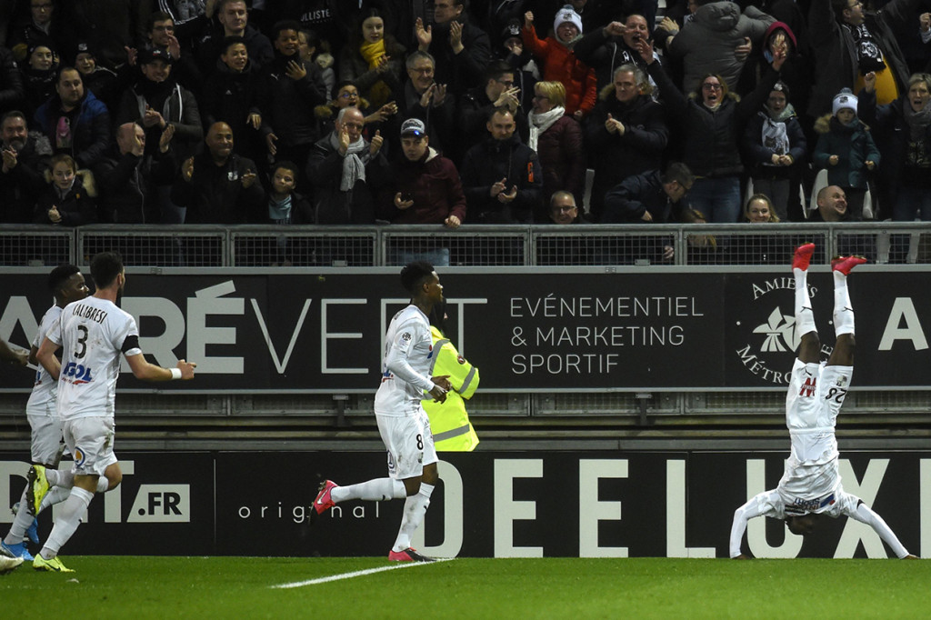 Fousseni Diabate melakukan selebrasi usai mencetak gol ke gawang Paris St Germain.