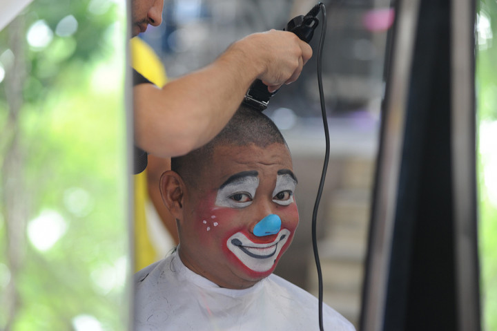 Anggota komunitas Aku Badut Indonesia menggunduli rambutnya untuk berdonasi bagi anak-anak penderita kanker di Gandaria City Mall, Jakarta. 