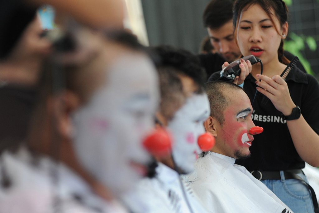 Penggalangan dana bagi anak-anak penderita kanker melalui aksi menggunduli rambut tersebut dalam rangka memperingati Hari Kanker Anak Internasional. 