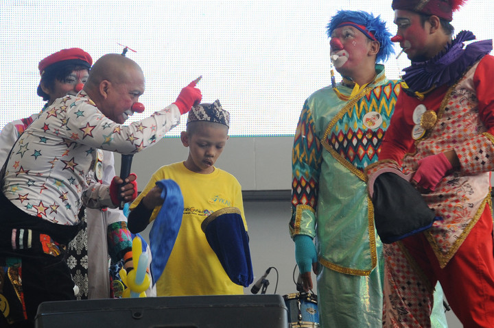 Komunitas Aku Badut Indonesia tampil menghibur anak-anak penderita kanker di Gandaria City Mall, Jakarta.
