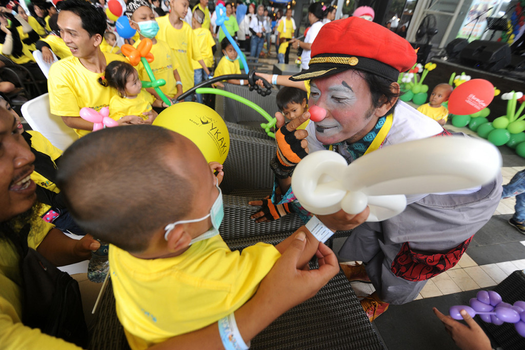 Yayasan Kasih Anak Kanker Indonesia (YKAKI) menyelenggarakan acara memperingati Hari Kanker Anak Internasional dengan berbagai kegiatan hiburan bagi anak-anak penderita kanker serta penggalangan dana. 