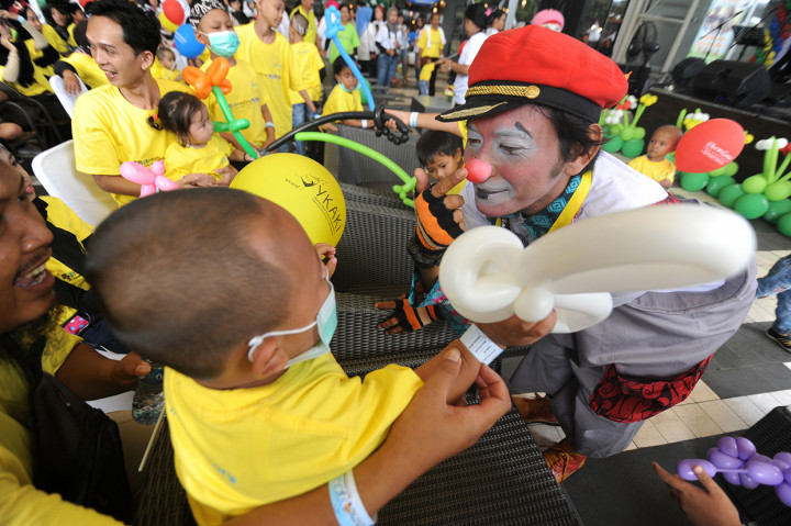 Yayasan Kasih Anak Kanker Indonesia (YKAKI) menyelenggarakan acara memperingati Hari Kanker Anak Internasional dengan berbagai kegiatan hiburan bagi anak-anak penderita kanker serta penggalangan dana. 
