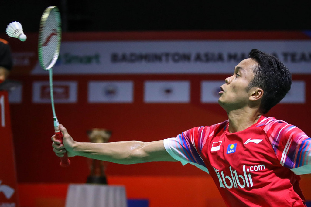 Pebulu tangkis tunggal putra Indonesia Anthony Sinisuka Ginting mengembalikan kok ke arah lawannya asal Malaysia Lee Zii Jia dalam pertandingan babak final Badminton Asia Team Championships (BATC) 2020 di Rizal Memorial Coliseum, Manila, Filipina.