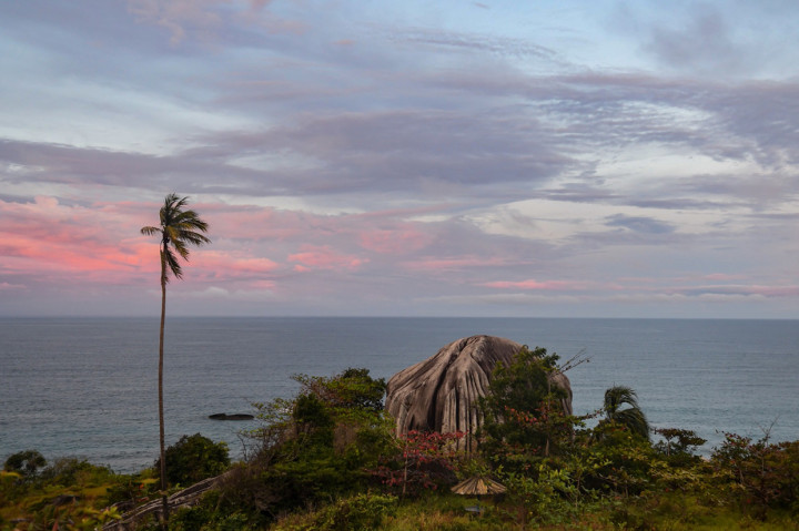 Pemandangan wisata Batu Sindu di kawasan Tanjung Senubing, Bunguran Timur, Natuna, Kepulauan Riau.
