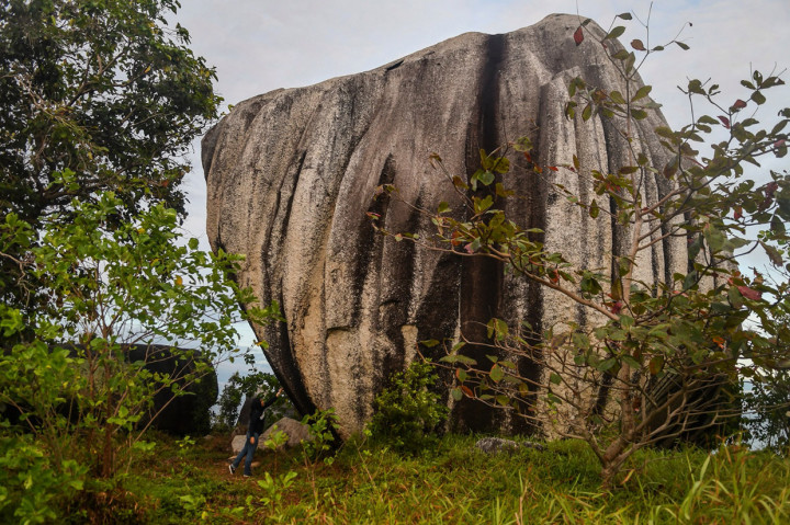 Tanjung Senubing adalah pantai berbukit berbentuk teluk yang dikelilingi ratusan batu granit raksasa.
