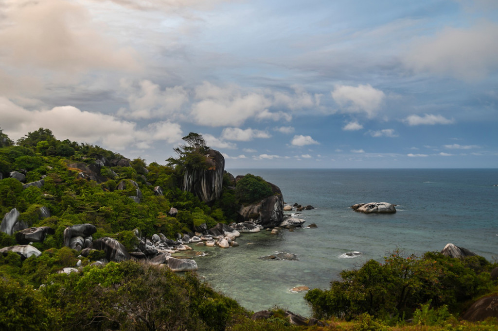 Tempat wisata ini menawarkan pemandangan batuan yang membentuk morfologi unik dan dikenal sebagai 'Tor' granit.