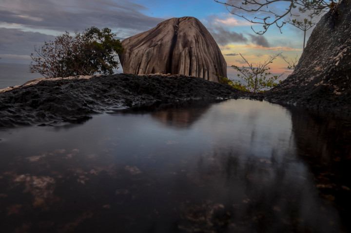 Pemandangan wisata Batu Sindu di kawasan Tanjung Senubing, Bunguran Timur, Natuna, Kepulauan Riau.
