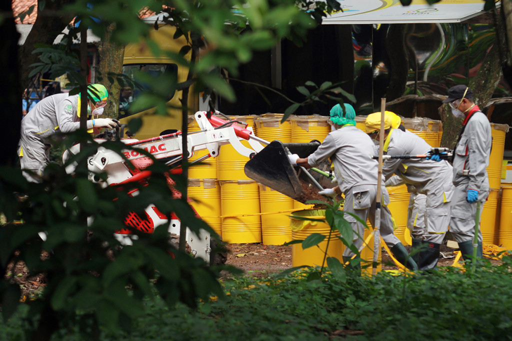 Tim Badan Tenaga Nuklir Nasional (BATAN) bersama Badan Pengawas Tenaga Nuklir (Bapeten) melakukan Dekontaminasi terhadap temuan paparan tinggi radioaktif di Perumahan Batan Indah, Serpong, Tangerang Selatan, Banten.