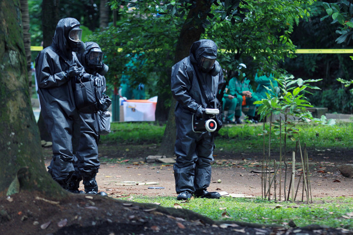 Tim Badan Tenaga Nuklir Nasional (BATAN) bersama Badan Pengawas Tenaga Nuklir (Bapeten) dan Tim Teknis Kimia Biologi Radioaktif (TKBR) Gegana Brimob Mabes Polri melakukan Dekontaminasi terhadap temuan paparan tinggi radioaktif di Perumahan Batan Indah, Serpong, Tangerang Selatan, Banten.
