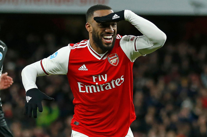 Alexandre Lacazette melakukan selebrasi usai mencetak gol ke gawang Newcastle United.