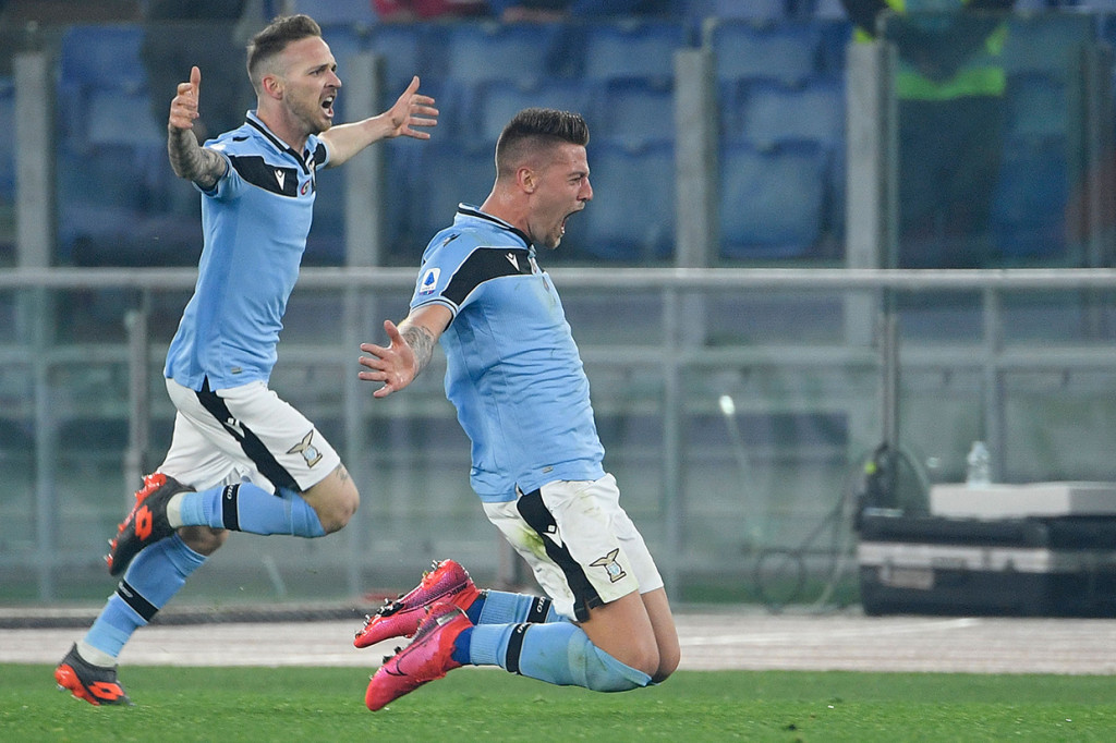 Sergej Milinkovic-Savic melakukan selebrasi usai mencetak gol ke gawang Inter Milan.
