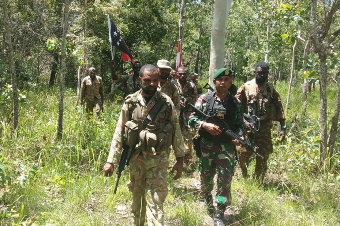 TNI AD & PNGDF Gelar Patroli Patok Bersama di Perbatasan RI-PNG - Medcom.id