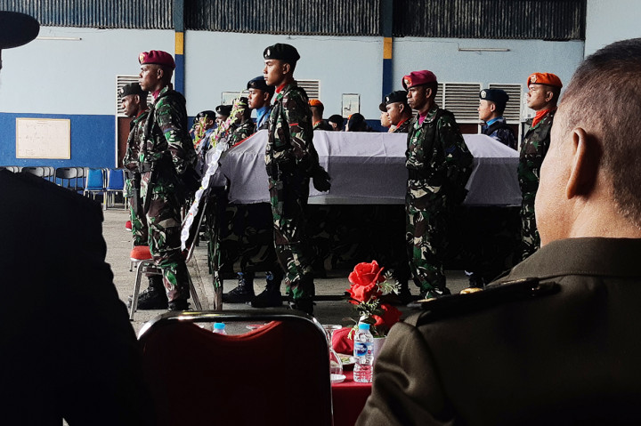 Sebanyak delapan jenazah saat disemayamkan di Base Ops Pangkalan Udara Militer (Lanud) Silas Papare, Sentani, Kabupaten Jayapura, Papua sesaat sebelum diberangkatkan ke Kota Semarang dan Surabaya.