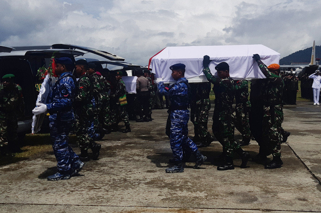 Proses pengangkatan peti jenazah menuju mobil Ambulance untuk dibawa ke pesawat Hercules C130 milik TNI AU.
