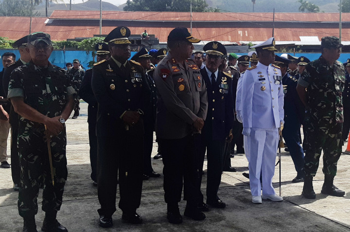 Panglima Komando Gabungan Wilayah Pertahanan III (Pangkogabwilhan III) Letjen TNI Ganip Warsito didampingi Pangdam XVII/Cenderawasih Herman Asaribab dan Kapolda Papua Irjen Pol. Paulus Waterpauw saat melakukan penghormatan terakhir kepada para prajurit yang gugur dalam menjalankan tugas di pedalaman Papua sesaat sebelum dibawa ke dalam pesawat Hercules C130 milik TNI AU.