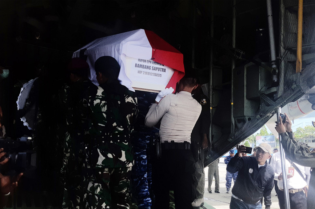 Jenazah para korban jatuhnya Helikopter MI-17 saat dibawa ke dalam pesawat Hercules C130 milik TNI AU.