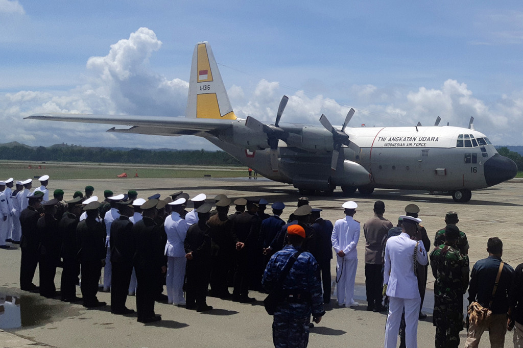 Panglima Komando Gabungan Wilayah Pertahanan III (Pangkogabwilhan III) Letjen TNI Ganip Warsito didampingi Pangdam XVII/Cenderawasih Herman Asaribab dan Kapolda Papua Irjen Pol. Paulus Waterpauw beserta seluruh jajaran TNI dan Polri saat melakukan penghormatan terakhir kepada para prajurit yang gugur dalam menjalankan tugas di pedalaman Papua sesaat sebelum pesawat Hercules C130 milik TNI AU leanding.