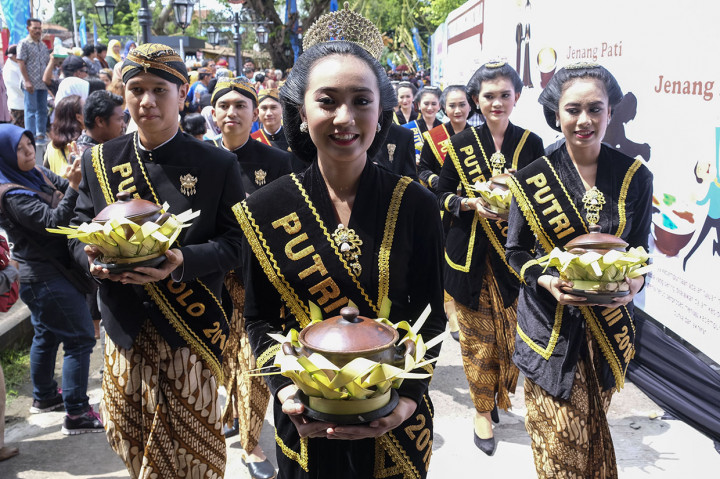 Sejumlah duta wisata Kota Solo membawa berbagai macam jenang untuk dibagikan dalam acara Semarak Jenang Sala 2020 di Ndalem Djojokusuman, Solo, Jawa Tengah.