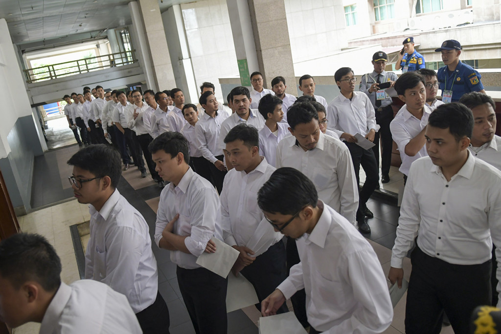 Peserta mengantre untuk mengikuti Seleksi Kompetensi Dasar (SKD) berbasis Computer Assisted Test (CAT) untuk Calon Pegawai Negeri Sipil (CPNS) di kantor Wali Kota Jakarta Selatan.