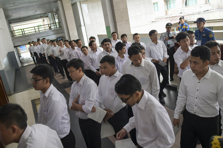 Peserta mengantre untuk mengikuti Seleksi Kompetensi Dasar (SKD) berbasis Computer Assisted Test (CAT) untuk Calon Pegawai Negeri Sipil (CPNS) di kantor Wali Kota Jakarta Selatan.