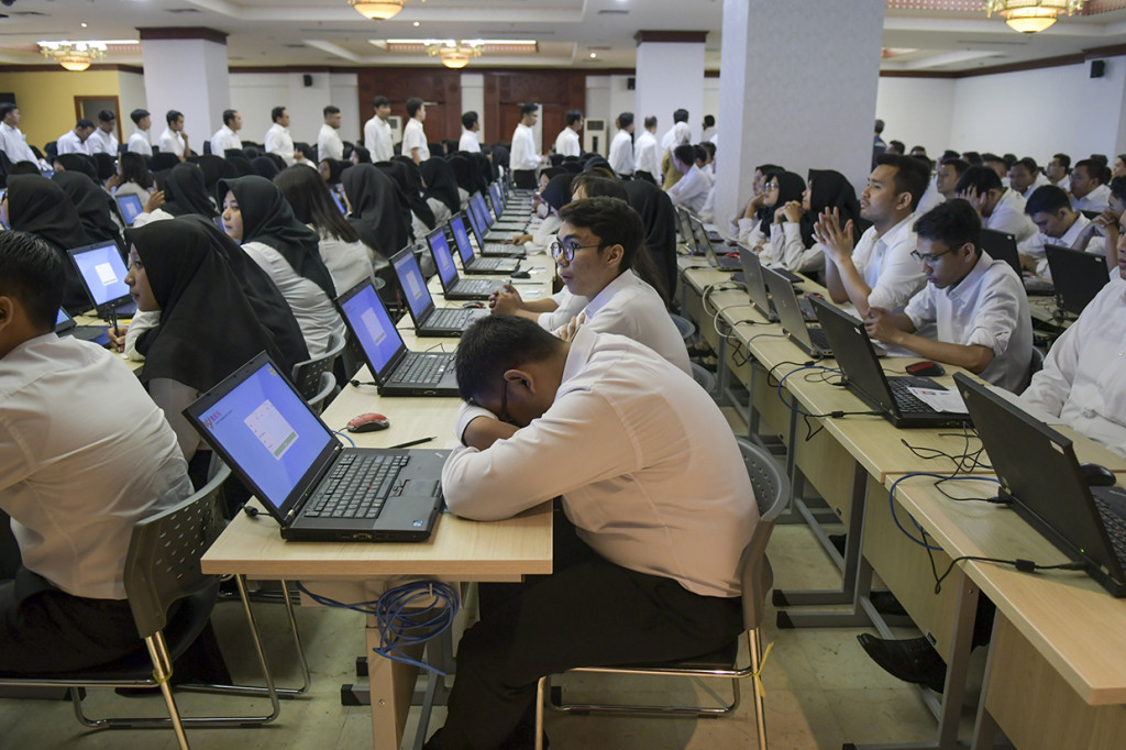 Peserta mengikuti Seleksi Kompetensi Dasar (SKD) berbasis Computer Assisted Test (CAT) untuk Calon Pegawai Negeri Sipil (CPNS) di kantor Wali Kota Jakarta Selatan, Jakarta.