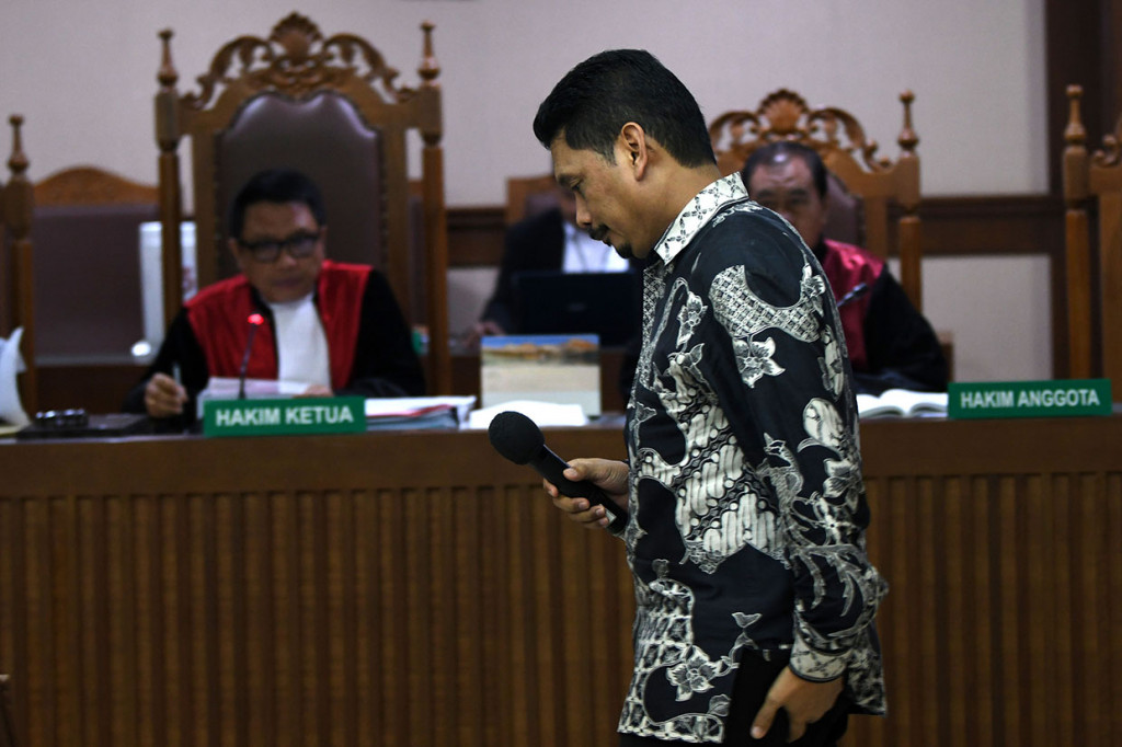 Terdakwa yang juga mantan Direktur Utama PT Industri Telekomunikasi Indonesia (INTI) Darman Mappangara (kanan) menjalani sidang kasus suap pengadaan semi 'baggage handling system' (BHS) di Pengadilan Tipikor, Jakarta. 