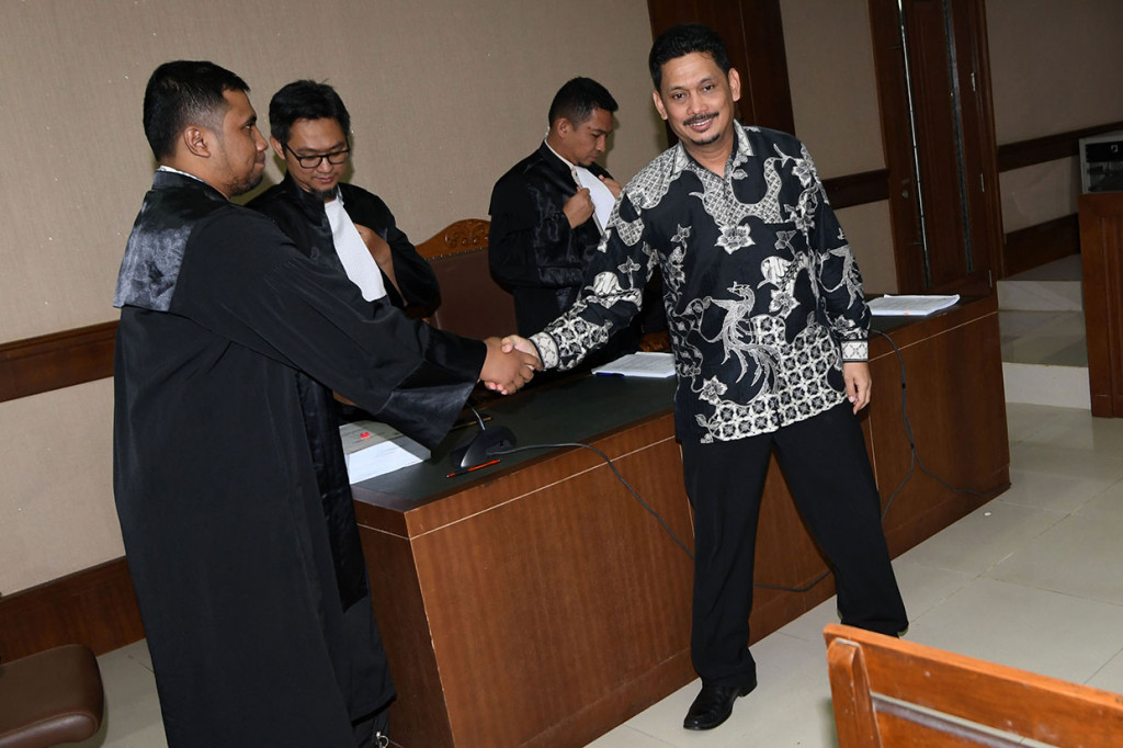 Jaksa KPK menuntut Darman dengan dengan tiga tahun penjara dan denda Rp 200 juta subsider lima bulan kurungan karena dinilai bersalah dalam kasus suap pengadaan semi BHS di sejumlah bandara di bawah naungan PT Angkasa Pura (AP) II. 