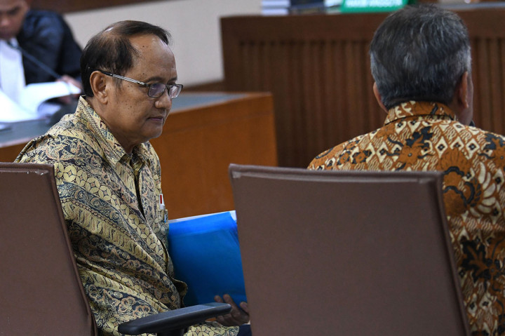 Terdakwa mantan Deputi Finansial Ekonomi Badan Pemasaran dan Pelaksana Usaha Hulu Migas (BP Migas) Djoko Harsono (kiri) dan terdakwa mantan Kepala BP Migas Raden Priyono (kanan) menjalani sidang kasus korupsi penjualan kondensat PT Trans Pasific Petrochemical Indotama (TPPI) di Pengadilan Negeri (PN) Jakarta Pusat, Jakarta.