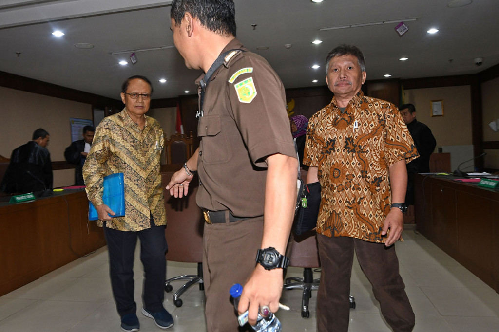 Priyono mengaku bingung dengan dakwaan jaksa. Dia menilai rincian jumlah dakwaan berbeda. Kendati demikian, keduanya bakal mengajukan eksepsi atau nota keberatan.
