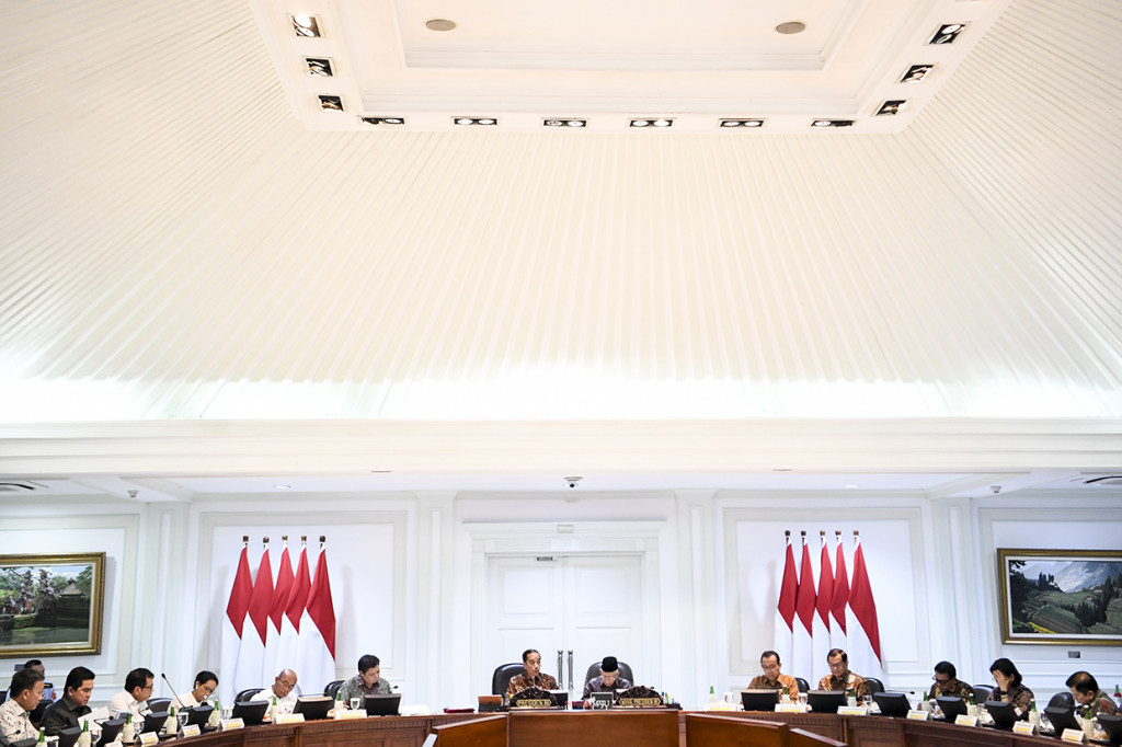 Presiden Joko Widodo (ketujuh kiri) didampingi Wakil Presiden Ma'ruf Amin (keenam kanan) memimpin rapat terbatas (ratas) tentang persiapan Hannover Messe 2020 dan World Expo Dubai 2020 di Kantor Presiden, Jakarta.