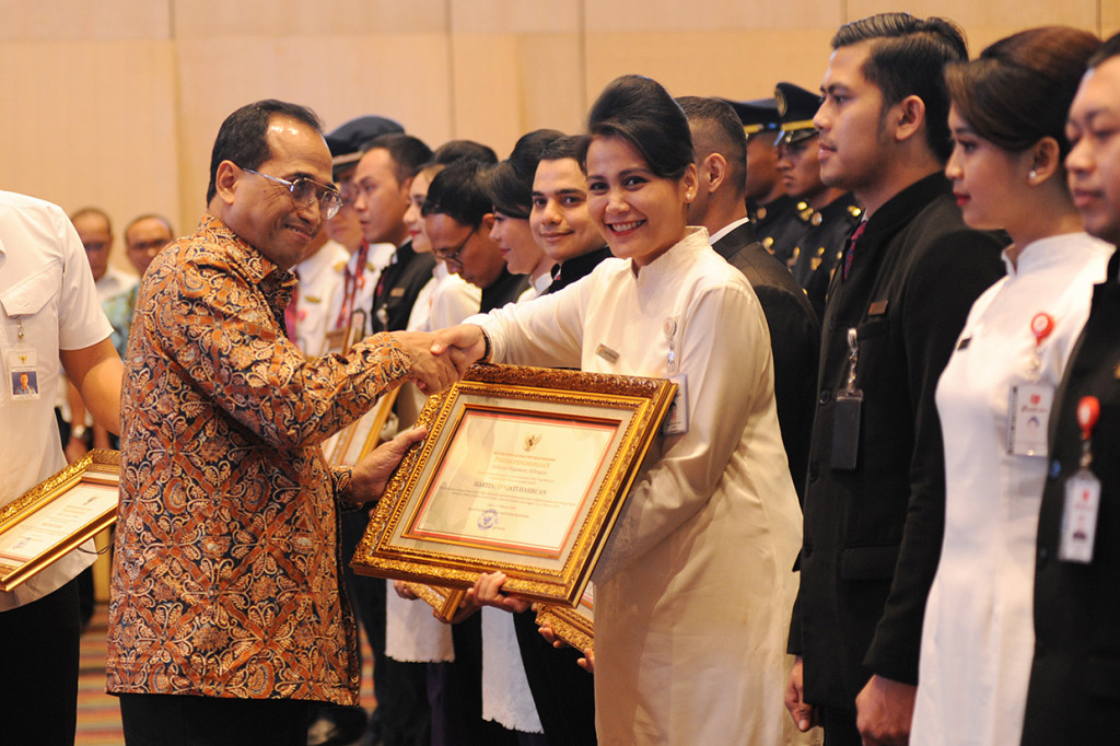 Menteri Perhubungan Budi Karya Sumadi (kiri) memberikan penghargaan Adikarya Dirgantara Adhirajasa kepada awak kabin Batik Air di Kementerian Perhubungan, Jakarta.