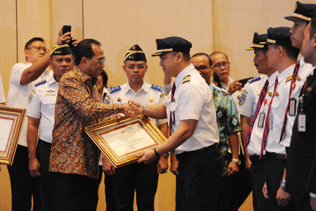 Penghargaan tersebut diberikan kepada 18 awak kabin Batik Air yang melayani penerbangan misi kemanusiaan penjemputan WNI di Wuhan, Tiongkok sebagai tindak lanjut antisipasi mewabahnya virus korona. 
