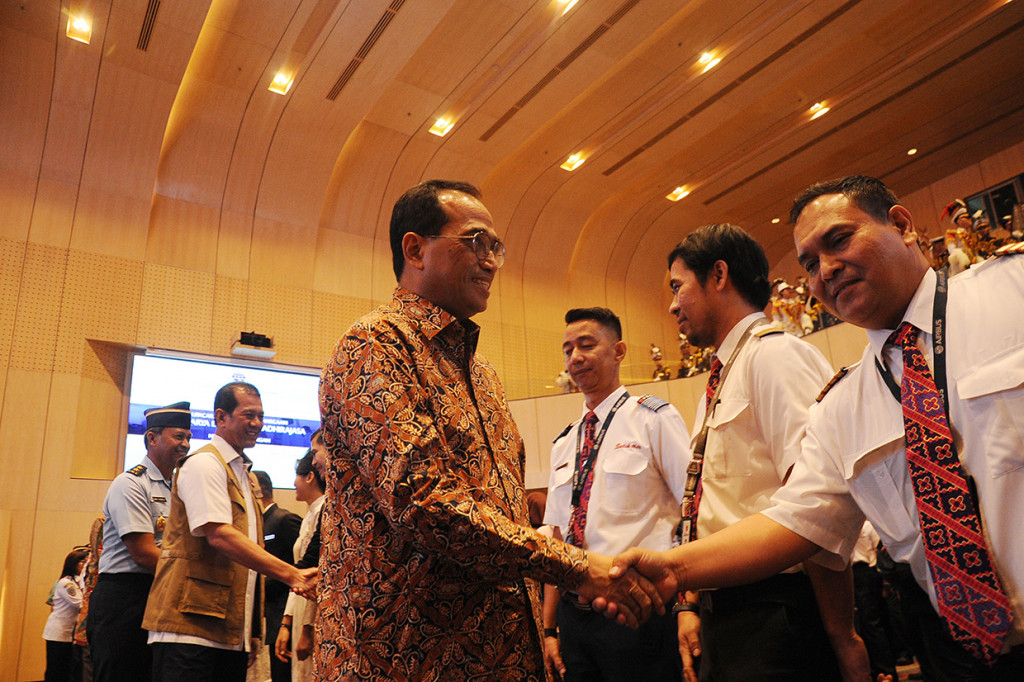 Menteri Perhubungan Budi Karya Sumadi (ketiga kiri) dan Kepala BNPB Letjen (TNI) Doni Monardo (kedua kiri) menyalami awak kabin Batik Air usai memberikan penghargaan Adikarya Dirgantara Adhirajasa di Kementerian Perhubungan, Jakarta.