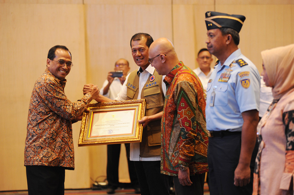 Menteri Perhubungan Budi Karya Sumadi juga memberikan penghargaan Adikarya Dirgantara Adhirajasa kepada Kepala Badan Nasional Penanggulangan Bencana (BNPB) Letjen TNI Doni Monardo di Kementerian Perhubungan, Jakarta.