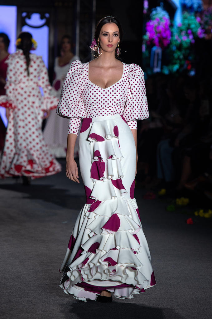 Aneka polkadot, jumbai-jumbai dan Flamenco shawls (mantoncillos) khas Spanyol menjadi highlight pada tipe fesyen We Love Flamenco 2020. (Foto: David Carbajo79 / Shutterstock.com)