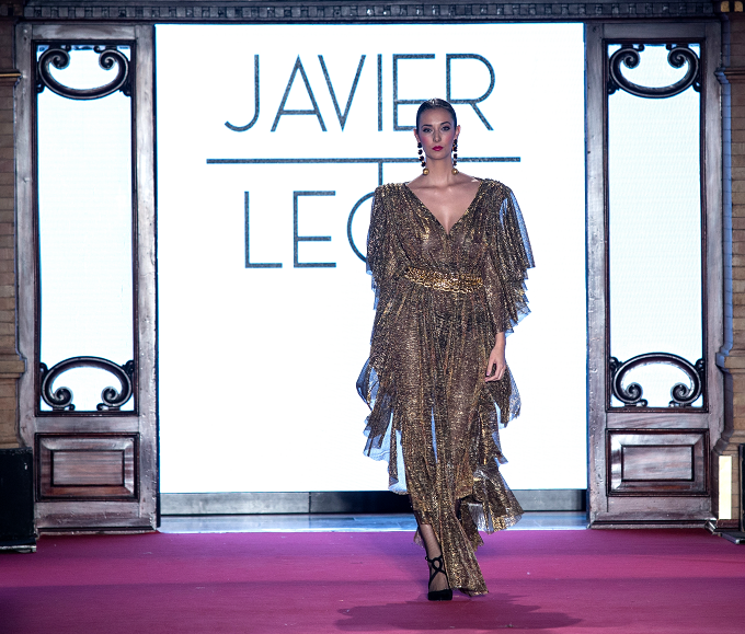 Permainan warna-warni dan bold dalam rumbai baju khas Flamenco dengan siluet A line dan bervolume menegaskan unsur feminin. (Foto: David Carbajo79 / Shutterstock.com)