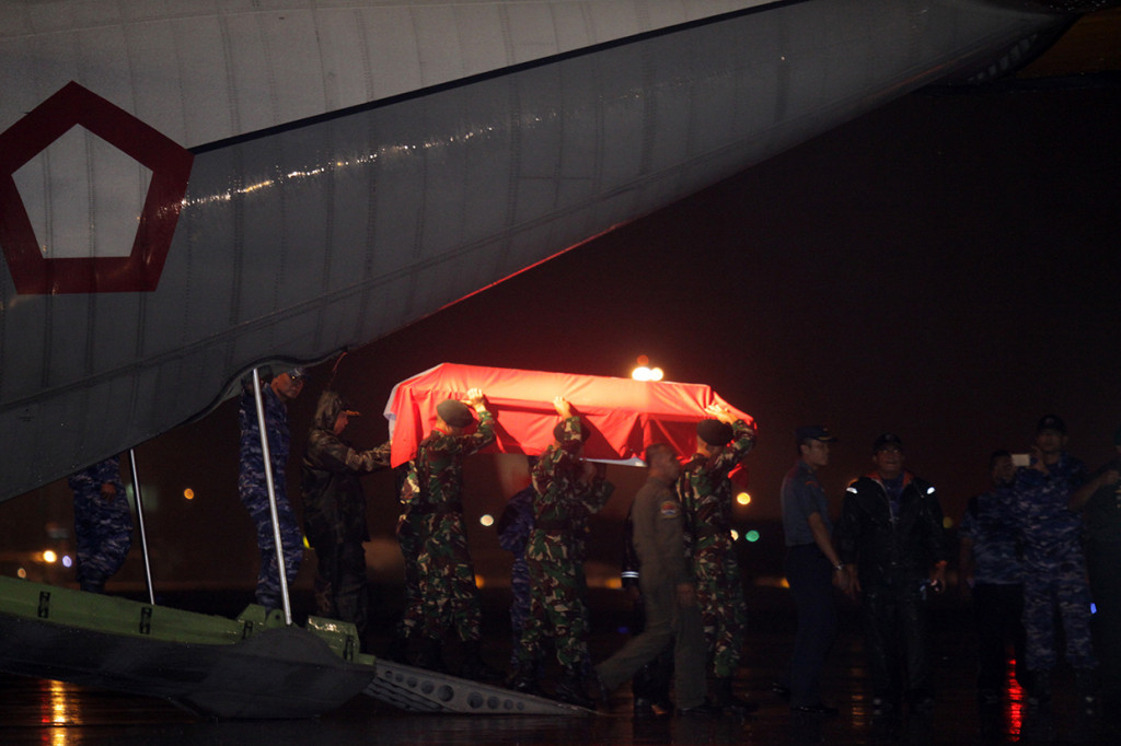 Prajurit TNI mengusung jenazah Prada Tegar Hadi Sentana saat tiba di Base Ops Lanudal Juanda, Surabaya, Jawa Timur. 
