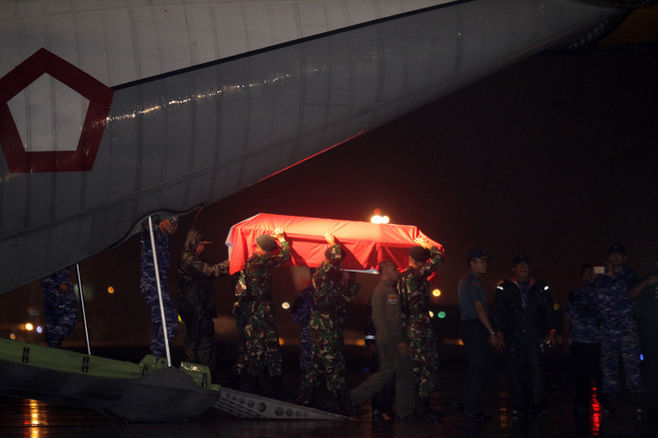 Prajurit TNI mengusung jenazah Prada Tegar Hadi Sentana saat tiba di Base Ops Lanudal Juanda, Surabaya, Jawa Timur. 
