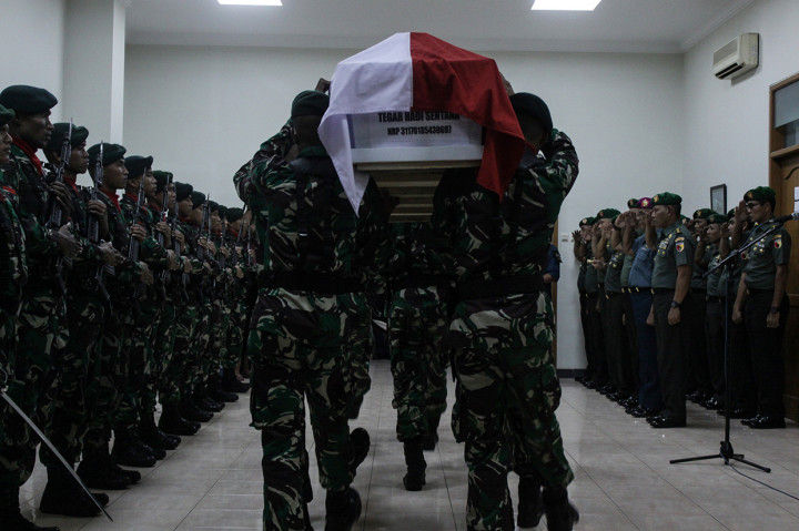 Prajurit TNI mengusung jenazah Prada Tegar Hadi Sentana saat tiba di Base Ops Lanudal Juanda, Surabaya, Jawa Timur.

