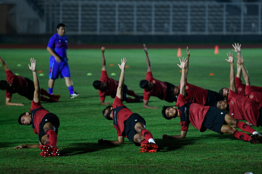 Pesepak bola Timnas Indonesia berlatih di Stadion Madya, Senayan, Jakarta. 
