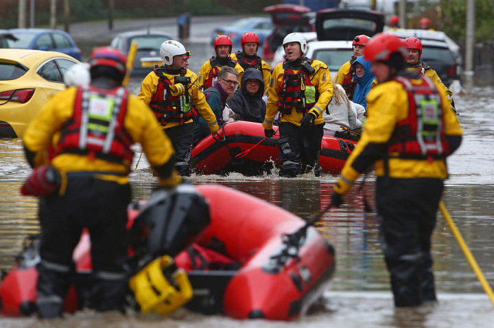 Banjir akibat Badai Dennis juga menerjang kawasan Nantgarw, Wales. AFP Photo/Geoff Caddick