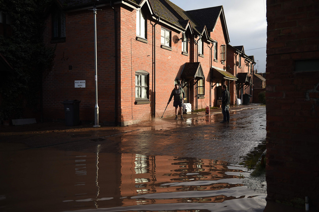 Banjir di salah satu kompleks perumahan di Tenbury Wells. AFP Photo/Oli Scarff