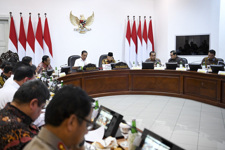 Presiden Joko Widodo (kelima kanan) didampingi Wakil Presiden Ma'ruf Amin (keempat kanan) memimpin rapat terbatas (ratas) di Kantor Presiden, Jakarta.