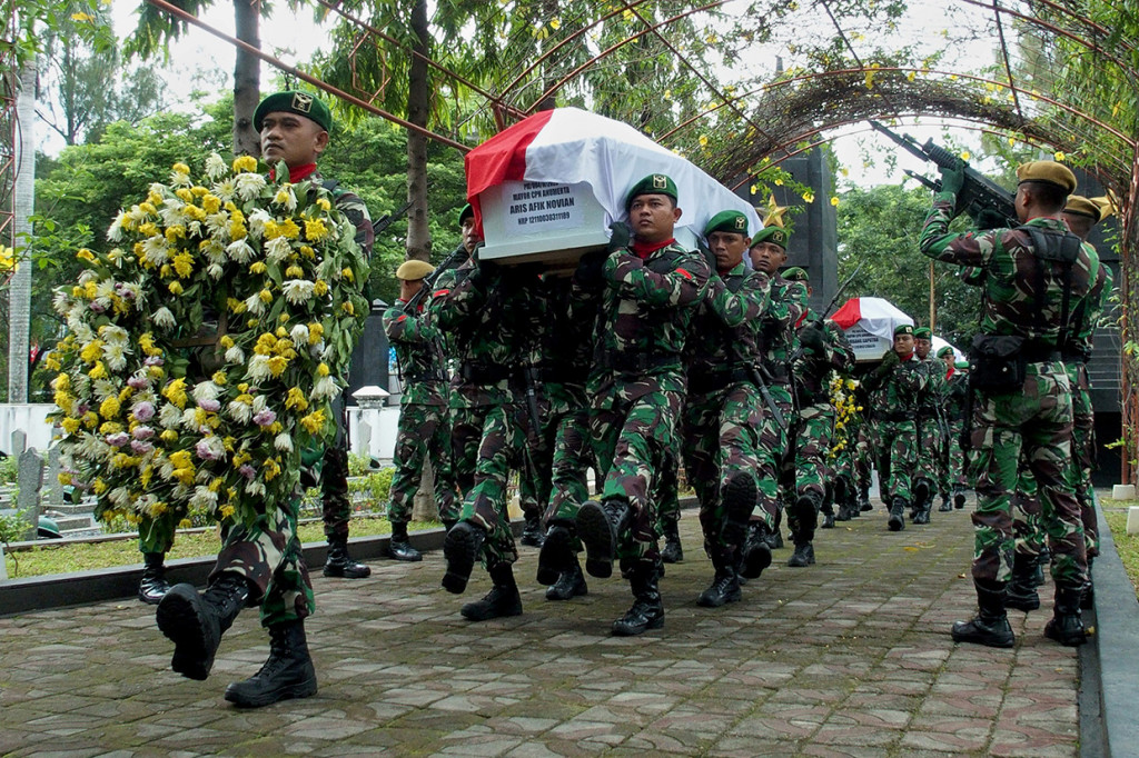 Prajurit Korps Penerbangan Angkatan Darat (Penerbad) mengusung peti berisi jenazah empat rekannya yang gugur dalam kecelakaan Helikopter Mi-17 di Papua, saat pemakaman di Taman Makam Pahlawan (TMP) Giri Tunggal Semarang, Jawa Tengah, Selasa, 18 Februari 2020.